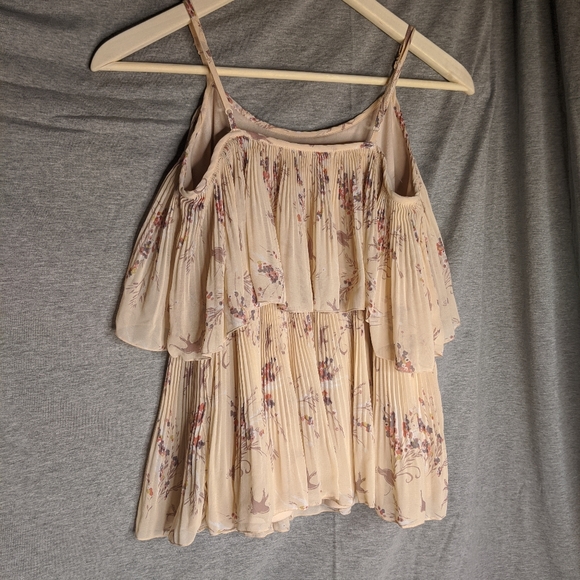 💕 Feminine LC Ruffle Blouse 🌸 - Picture 2 of 3